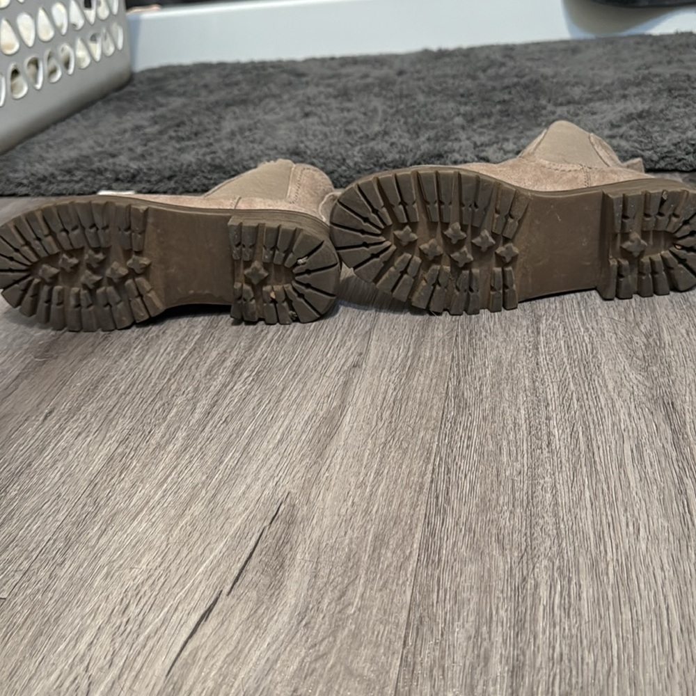Women’s size 6 Chelsea boot. Worn 3 times. No scuffs, marks or tears. - Picture 7 of 7